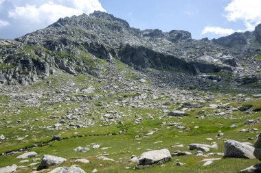 Bulgaristan 'ın Kalin zirvesi yakınlarındaki Rila Dağı' nın İnanılmaz Yaz Manzarası