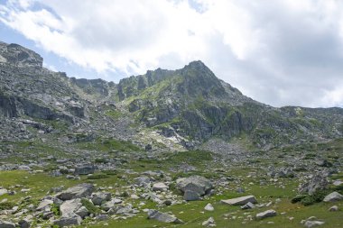 Bulgaristan 'ın Kalin zirvesi yakınlarındaki Rila Dağı' nın İnanılmaz Yaz Manzarası