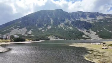 Bulgaristan 'ın Granchar Gölü yakınlarındaki Rila Dağı' nın İnanılmaz Yaz Manzarası