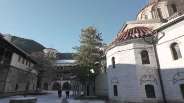 BACHKOVO, BULGARIA - 18 Aralık 2023: Bulgaristan 'ın Tanrı' nın Annesi 'nin Ortaçağ Bachkovo Manastırı Kışlık Manastırı