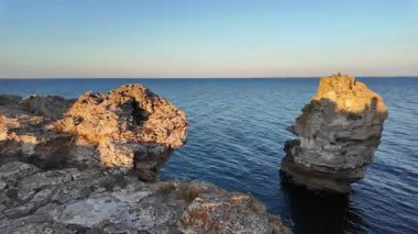 Bulgaristan 'ın Dobrich Bölgesi' ndeki Tyulenovo köyü yakınlarındaki Karadeniz kıyılarının gün batımı manzarası