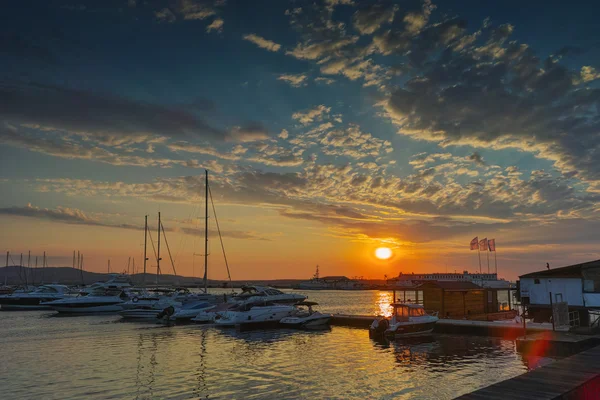 Pôr do sol no porto da cidade de Sozopol — Fotografia de Stock