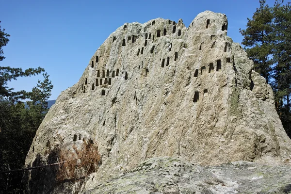 Antiguo santuario de Tracia águila rocas cerca ciudad de Ardino, Kardzhali región — Foto de Stock