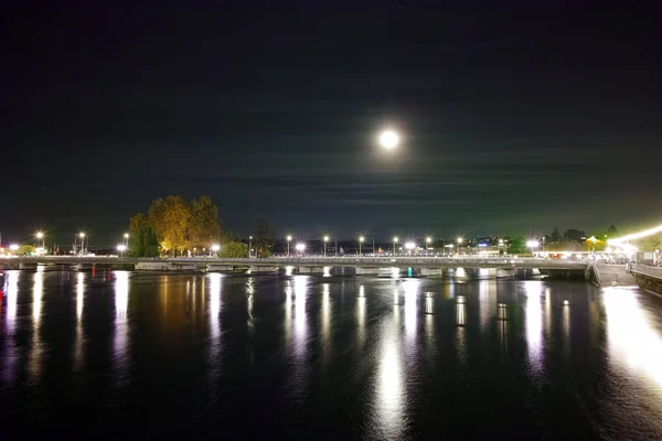 Nocne zdjęcie Rodanu i Jezioro Genewskie — Zdjęcie stockowe