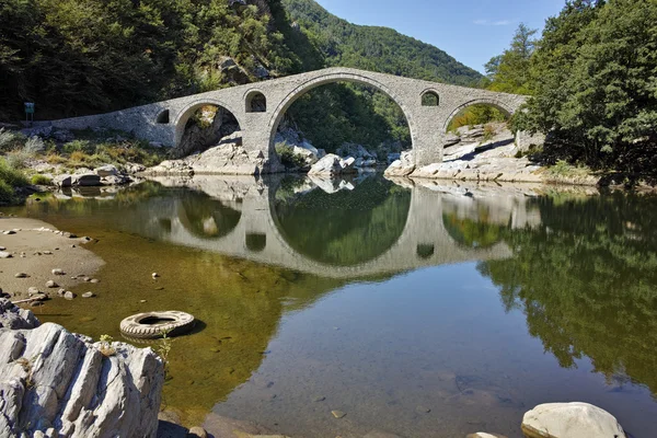 Reflexão da Ponte do Diabo no rio Arda, região de Kardzhali — Fotografia de Stock