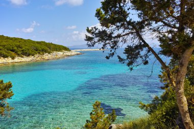 Emblisi Fiskardo Plajı 'nın mavi suları, Kefalonia, Iyon Adaları
