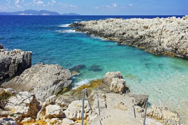 Alaties Beach, Kefalonia, oniki adalar mavi sularına