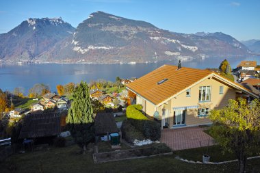 Lake Thun ve tipik İsviçre köy kasaba Interlaken yakınındaki