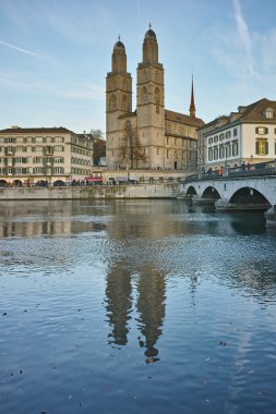Grossmunster Kilisesi ve yansıma Limmat Nehri, Zürih