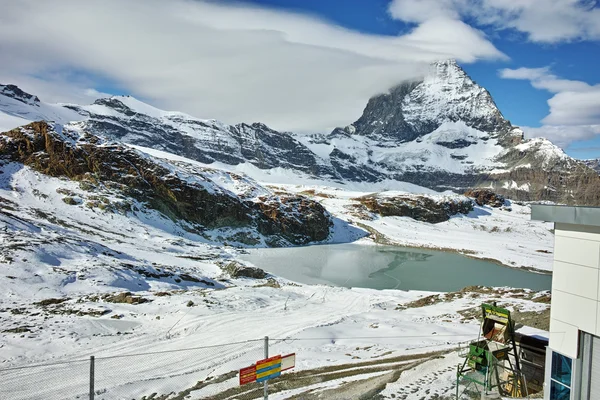 Matterhorn manzara pik şaşırtıcı bulutlar, Alpler ile kaplı — Stok fotoğraf