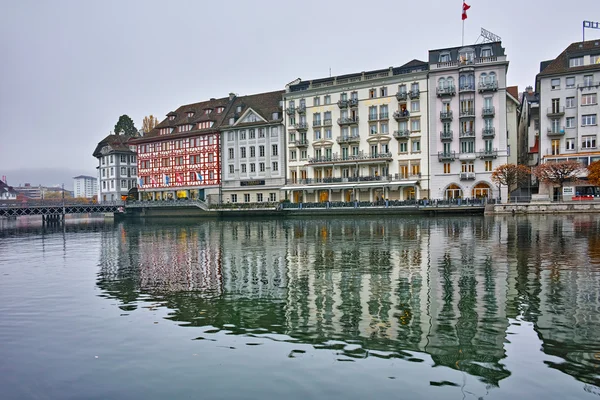 Ciudad de Luzern y reflejo del casco antiguo en el río Reuss — Foto de Stock