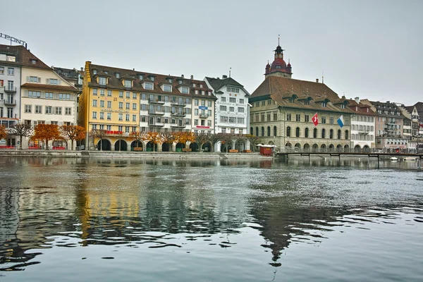 Luzern város és tükrözi a régi város a Reuss-folyó, — Stock Fotó