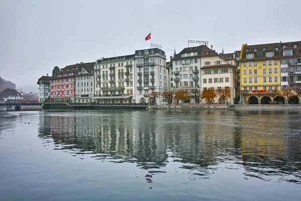 Niebla matutina en la ciudad de Luzern y el río Reuss — Foto de Stock