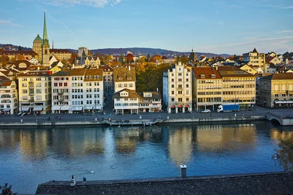 Reflejo de la ciudad de Zurich en Limmat River — Foto de Stock