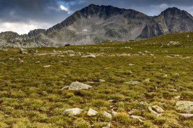 Yeşil çayır ve Kamenitsa tepe, Pirin Dağı üzerinde bulutlar