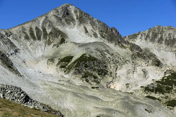 Rocas bajo el pico Polezhan, Montaña Pirin — Foto de Stock