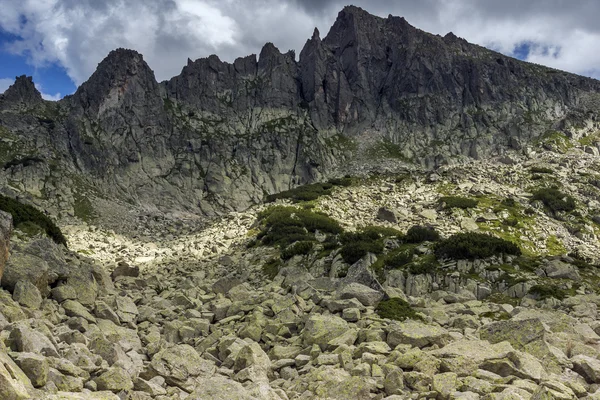 Paysage incroyable du pic Dzhangal, montagne Pirin — Photo