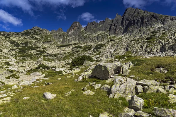 Rotsen onder Dzhangal Peak, Pirin-gebergte — Stockfoto