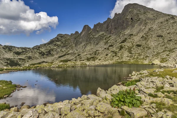 Lac de montagne et pic Dzhangal, montagne Pirin — Photo