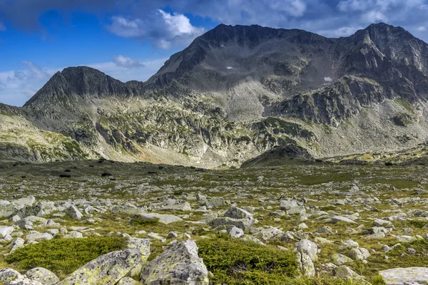 Paysage incroyable du pic Kamenitsa, montagne Pirin — Photo