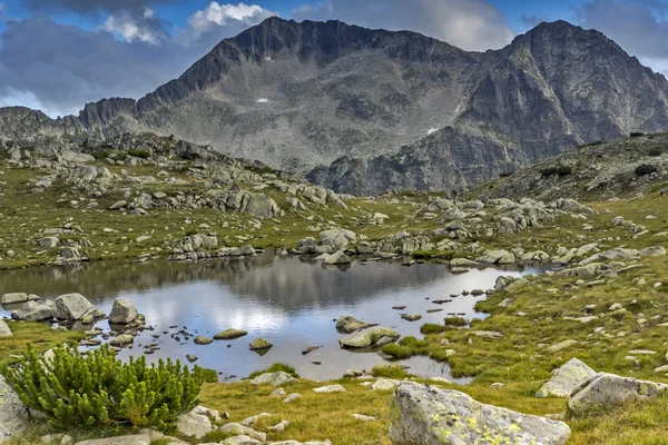 Danau gunung kecil dan puncak Kamenitsa, Gunung Pirin — Stok Foto