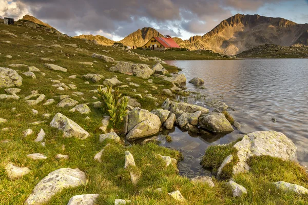 Oheň západu slunce nad temným jezerem Lake a Kamenica hory, pohoří Pirin — Stock fotografie