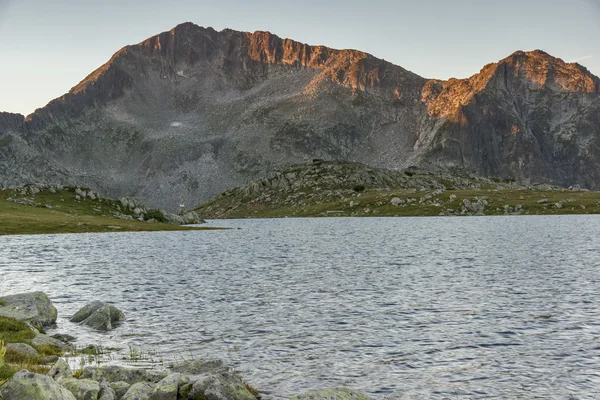 Úžasné východ slunce nad temným jezerem Lake a Kamenica hory, pohoří Pirin — Stock fotografie