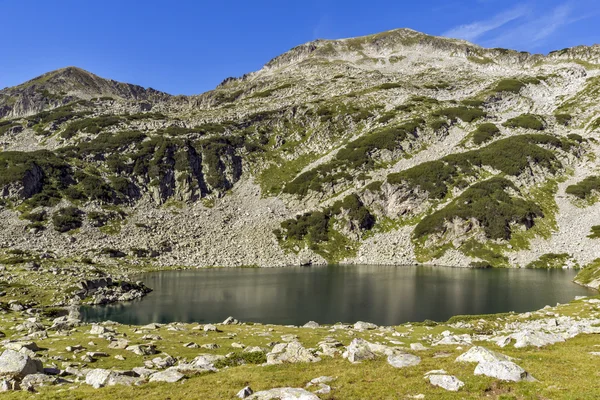 Puncak Kamenitsa dan Danau Mitrovo, Pegunungan Pirin — Stok Foto