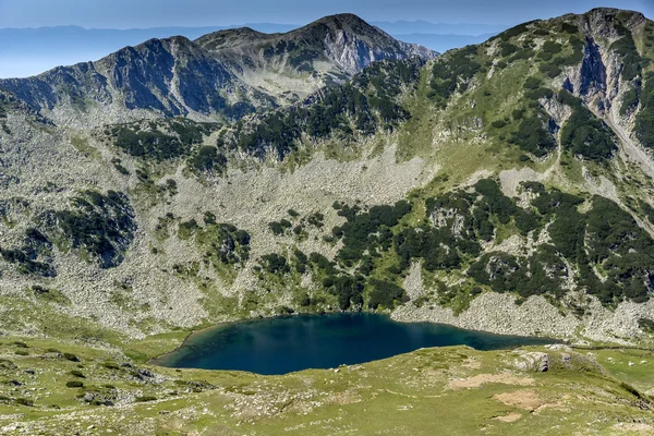 Pohled z vrcholu Vichren směrem k Vlahini jezera, pohoří Pirin — Stock fotografie