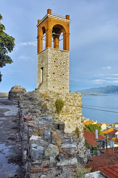 Středověká věž s hodinami v městě Nafpaktos — Stock fotografie