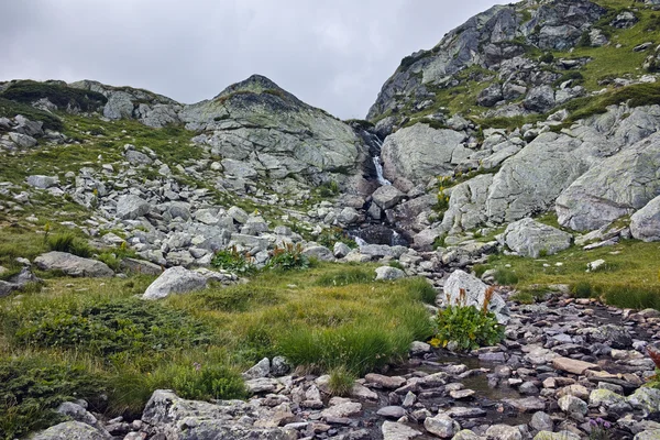 Hegyi folyó közelében a hét Rila tavak, Rila-hegység — Stock Fotó