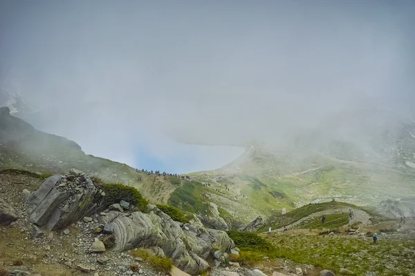 Λίμνη ομίχλη πάνω από το νεφρό, The επτά λίμνες της Ρίλα — Φωτογραφία Αρχείου