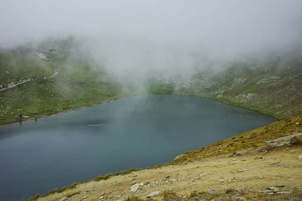 Nevoeiro sobre o lago das lágrimas, os sete lagos de Rila — Fotografia de Stock