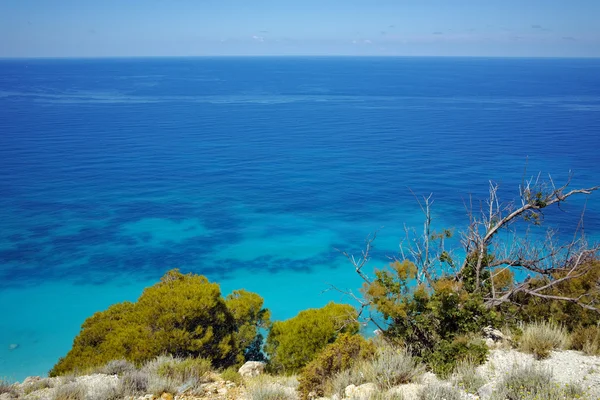 Acque blu della spiaggia di Kokkinos Vrachos, Lefkada — Foto Stock