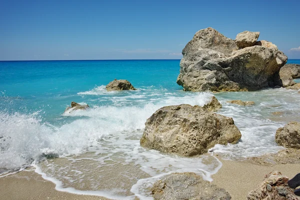 Vagues s'écrasant sur les rochers à Megali Petra Beach, Lefkada — Photo