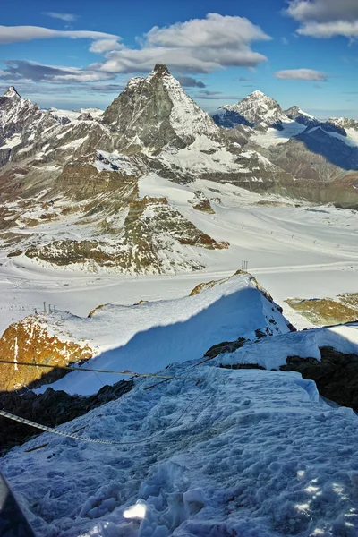 Matterhorn yoğun bulutlar, Alpler ile kaplı — Stok fotoğraf