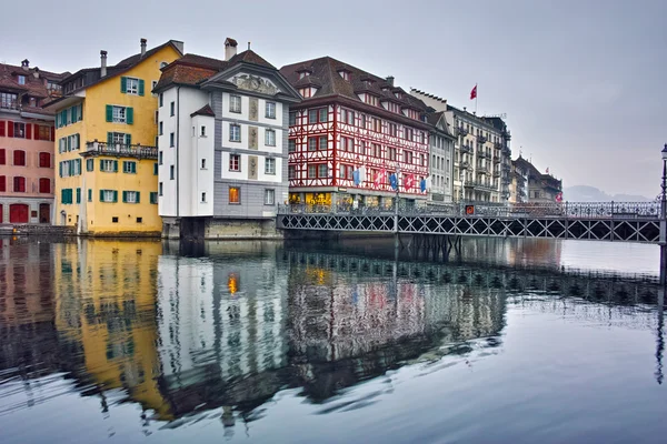 Luzern város és tükrözi a régi város a Reuss-folyó — Stock Fotó