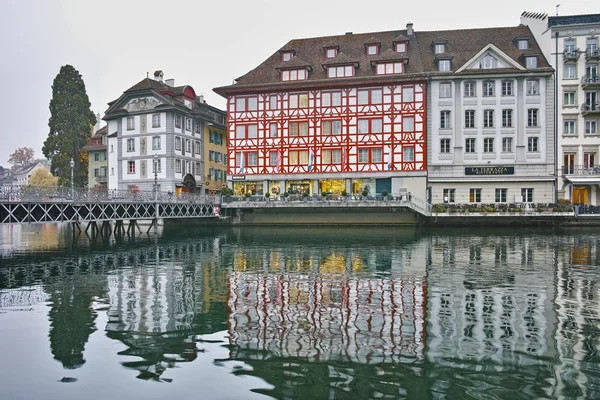 Stad van Luzern en reflectie van de oude stad in de rivier Reuss — Stockfoto