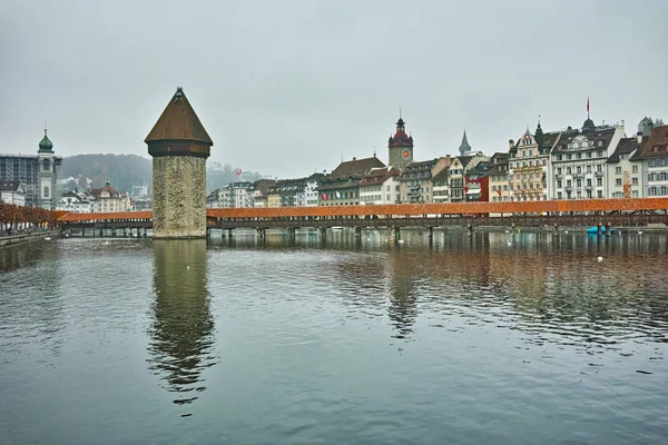 Sisli sabah ve Şapel köprüden Lucerne Reuss Nehri'ne — Stok fotoğraf