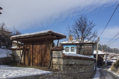 Koprivshtitsa tarihi kasabasında karlı sokak