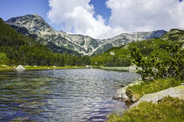 Muratov tepe ve Pirin Dağı nehirde şaşırtıcı görünümü