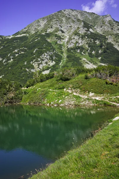 Reflection of Hvoynati peak in Okoto lake — Stock Photo, Image