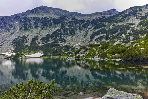 Increíble vista del pico Banderishki Chukar y el lago Fish —  Fotos de Stock