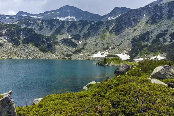 Paesaggio incredibile di Banderishki Chukar Peak e il lago di pesce — Foto Stock