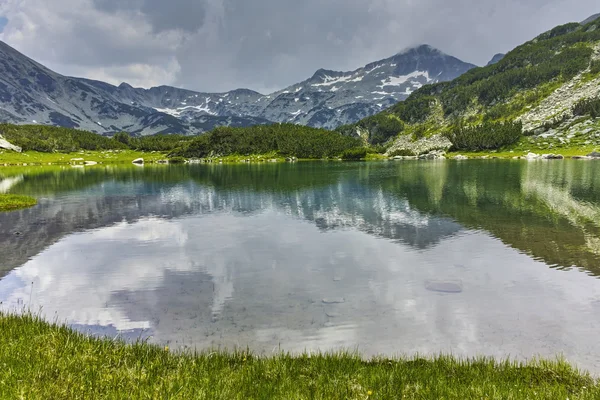 Odbiciem Banderishki Chukar szczyt Muratovo jezioro — Zdjęcie stockowe