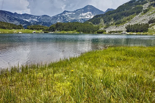 Incredibile vista sul Banderishki Chukar Peak nel lago Muratovo — Foto Stock