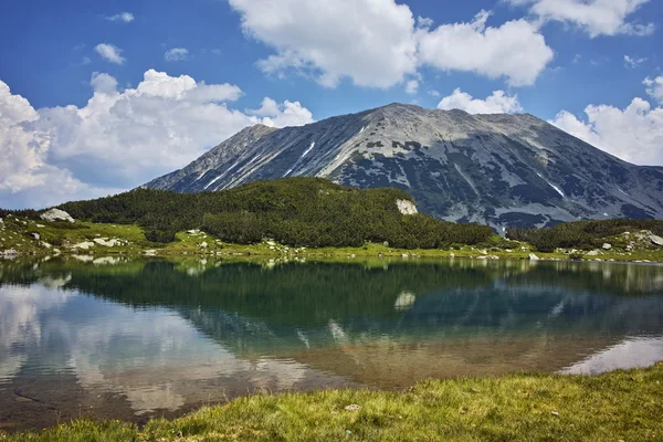 Amazing Panorama of Todorka Peak and reflection in Muratovo lake — Stock Photo, Image