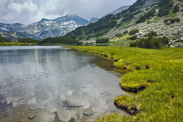 Fantastische Panorama van Banderishki Chukar piek en bezinning in Muratovo meer — Stockfoto