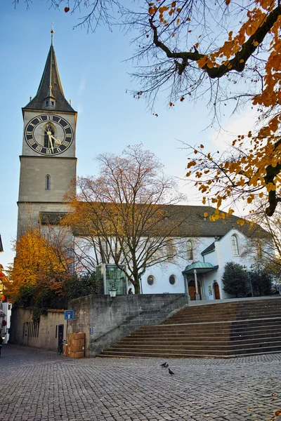 St. Peterskirche und Herbstbäume, Stadt Zürich — Stockfoto