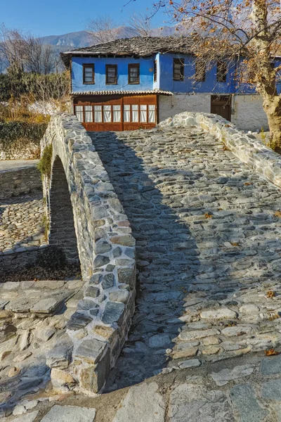 Régi ház, és a kő-híd közelében Kavala Moushteni — Stock Fotó